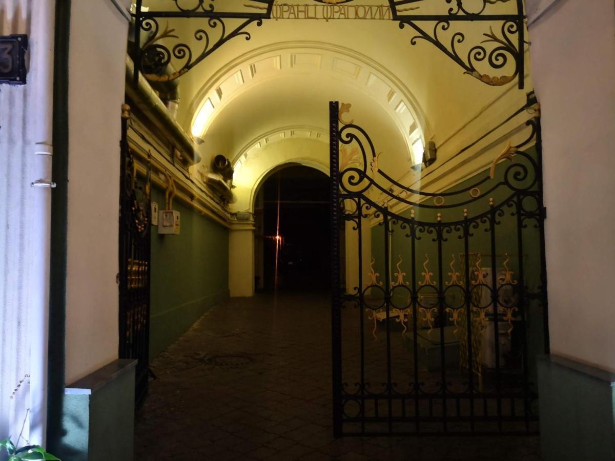 Затишні Апартаменти, Вулиця Дерибасівська, 13 Odessa Eksteriør billede